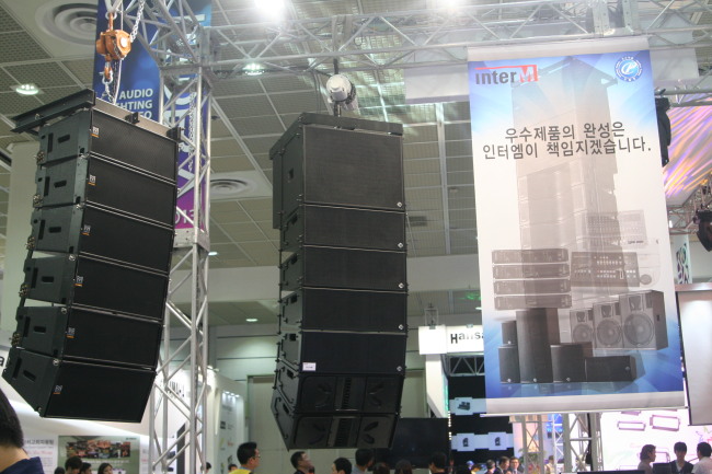 <사진설명>인터엠이 최근 열린 ‘국제 방송음향조명기기 전시회(KOBA)’에서 SR스피커와 PA장비들을 선보이고 있다.