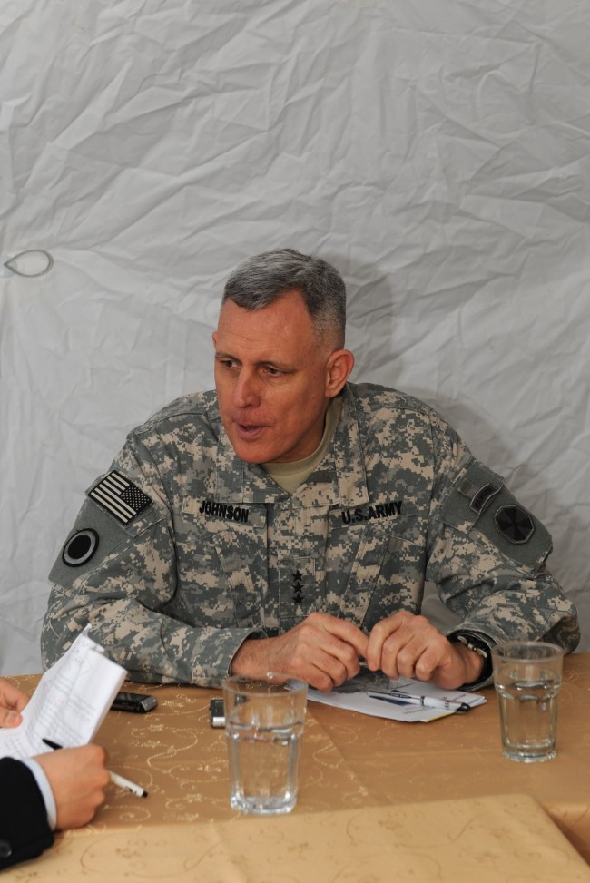존D.존슨(JohnD.Johnson/육군/미국육군사령관)
The Seoul government on Monday awarded outgoing U.S. Eighth Army Commander Lt. Gen. John D. Johnson an order of national security merit for his contribution to maintaining peace and security on the Korean Peninsula.