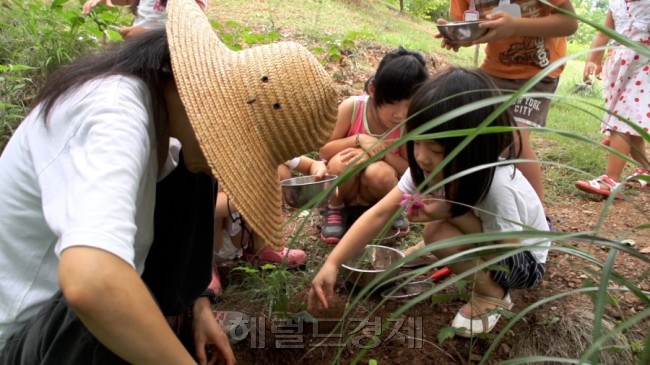 “동료로서…” “작업 파트너로서…”라며 이어가던 남편 강석필(43) 감독의 말을 듣던 홍형숙(51) 감독이 “우린 전설의 부부제작단”이라고 한 걸음 내질러 말했다. 동료든, 동지든, 작업 파트너든, 감독과 프로듀서든, 부부제작단이든, 이들을 단 한마디로 일컫는다면 “다른 삶을 꿈꾸는 사람들”이다. 다큐멘터리 영화 ‘춤추는 숲’(23일 개봉)은 도시 한가운데 산에서 꿈꾸는 ‘다른 삶’에 관한 기록이자, 대안적 가치의 가능성에 대한 물음이며, 새로운 공동체의 실험에 관한 보고서다