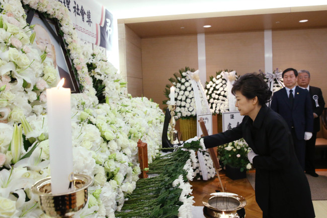 President Park Geun-hye lays a chrysanthemum flower on an altar honoring the late former Prime Minister Nam Duk-woo at a hospital in Seoul on Monday.   Chung Hee-cho/The Korea Herald