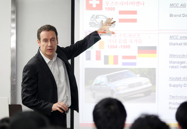 울프아우스프룽(UlfAusprung/기업인/한성자동차대표이사)
Han Sung Motor CEO Ulf Ausprung talks during his special lecture at Hongik University in Seoul on Monday.   Han Sung Motor