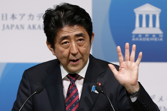 아베신조(AbeShinzo/정치인/일본총리)
Shinzo Abe, Japan’s prime minister, gestures as he delivers a speech at an event hosted by Japan Akademeia in Tokyo on May 17.   Bloomberg