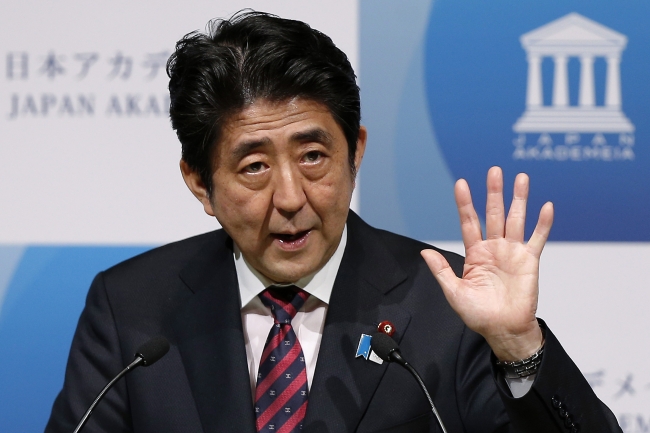 아베신조(AbeShinzo/정치인/일본총리)
아베 신조 일본 총리가 야스쿠니 신사를 미국의 알링턴 국립묘지에 빗대며 참배를 계속하겠다고 밝히자 우리 정부가 반발하고 나섰다.