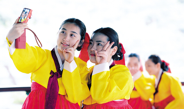 University sophomores take photos of themselves
while waiting for the Coming-of-Age Day ceremony to begin at Namsangol
Hanok Village in Seoul on Monday. The Coming-of-Age Day has been celebrated on the third Monday of May since 1985. (Ahn Hoon/The Korea Herald)