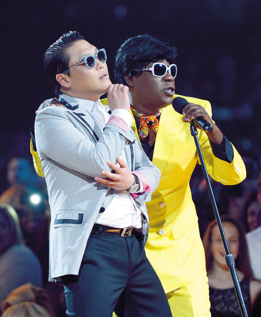 싸이(좌부터/박재상/가수/음악PD),트레이시모건(TracyMorgan/영화배우/코미디언)
Korean rapper and singer Psy won the Top Streaming Song Billboard Music Award in the video category with his international hit song “Gangnam Style” on Monday. He is the first Korean artist to ever win a Billboard award. The award is for the most watched music video of that year. Psy was nominated along with several other musicians including Taylor Swift, Carly Rae Jepsen, and fun., among others.
