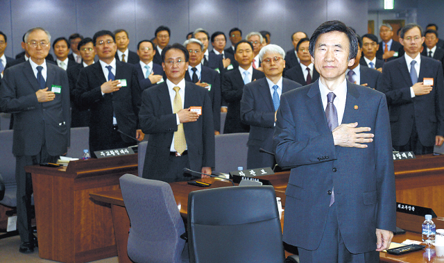 Foreign Minister Yun Byung-se (front) pledges allegiance to the national flag prior to the Park Geun-hye administration’s first meeting of the country’s overseas diplomatic missions at the ministry building in Seoul on Monday. (Ahn Hoon/The Korea Herald)