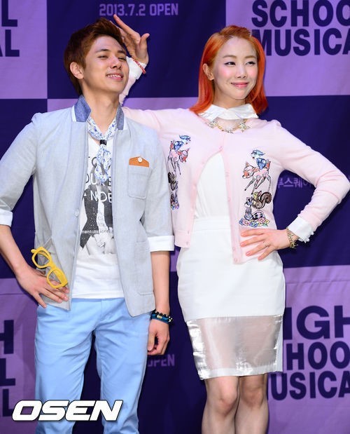 유승엽(좌부터/MC/뮤지컬배우),선데이(진보라/가수/천상지희더그레이스)
걸그룹 천상지희 출신 선데이(26·진보라)가 달라진 얼굴로 성형 의혹에 휩싸였다.