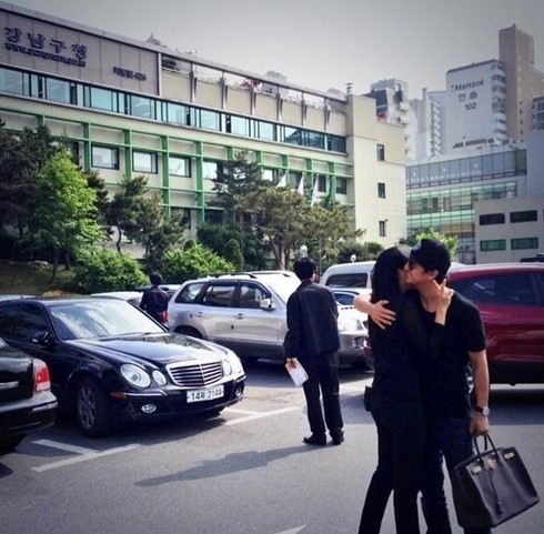 신현준(영화배우/교수)
배우 신현준이 예비 신부와 혼인신고를 마친 후 인증샷을 공개했다.