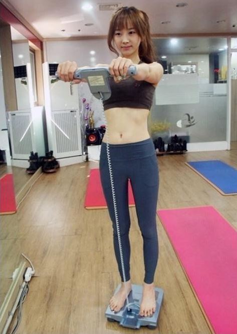 한소영(영화배우)
육감적인 몸매로 누리꾼들의 시선을 사로 잡은 한채영이 최근 방송에서 보여준 마사지 장면이 다시금 화제를 모으고 있다.