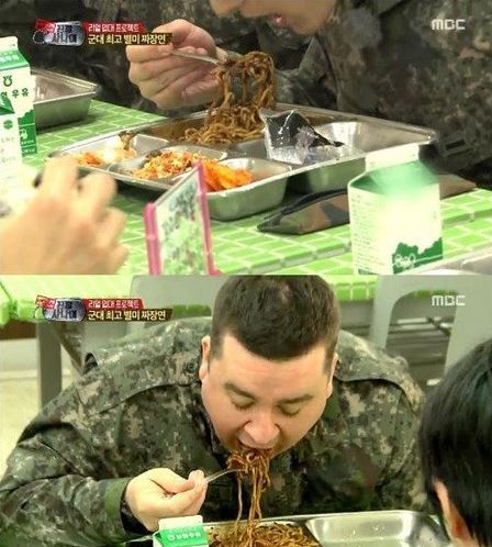 샘해밍턴(SamHammington/개그맨)
지난 19일 MBC 예능프로그램 ‘일밤-진짜사나이’에서는 김수로, 서경석, 류수영, 샘 해밍턴, 손진영, 미르가 점심식사로 ‘군대짜장’을 먹으며 즐거워하는 모습이 전파를 탔다. ‘군대 짜장’은 삶아진 생면 위에 짜장 소스를 넣은 뒤 골고루 비벼주면 된다.