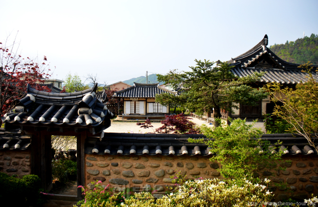 칠류헌에서 바라본 만산고택.