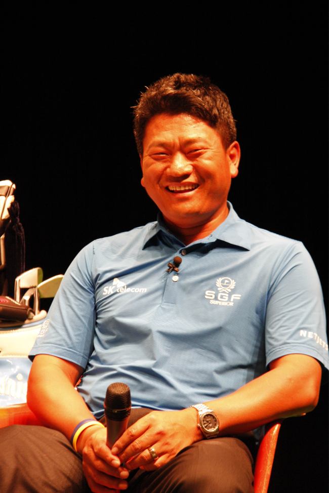 최경주(골퍼/SK텔레콤)
최경주는 20일 서울 강남구 삼성동 백암아트홀에서 자생한방병원 신준식 박사와 함께 ‘평생 골프 즐기기-죽도록 골프하지 마라’는 주제로 토크콘서트를 열었다. 몸을 해치지 않고 오랫동안 즐겁게 골프를 칠 수 있는 관리법에 대한 조언이다.
