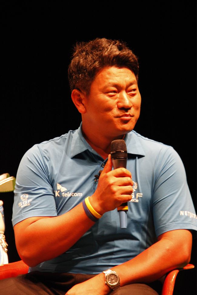 최경주(골퍼/SK텔레콤)
최경주는 20일 서울 강남구 삼성동 백암아트홀에서 자생한방병원 신준식 박사와 함께 ‘평생 골프 즐기기-죽도록 골프하지 마라’는 주제로 토크콘서트를 열었다. 몸을 해치지 않고 오랫동안 즐겁게 골프를 칠 수 있는 관리법에 대한 조언이다.