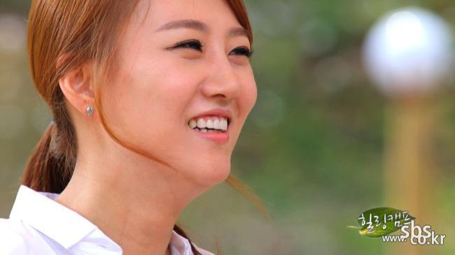 장윤정(가수)
원망이나 질책은 없었다. 눈물도 없었다. ‘행사의 여왕’ ‘걸어다니는 중소기업’이라는 수식어를 안게 해준 ‘10년의 고단함’이 가족으로 인해 ‘억대 빚더미’로 돌아왔다. 장윤정은 하지만 “그래도 내 가족”이라며 다시 시작하겠다고 했다.