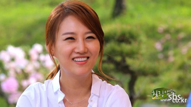 장윤정(가수)
원망이나 질책은 없었다. 눈물도 없었다. ‘행사의 여왕’ ‘걸어다니는 중소기업’이라는 수식어를 안게 해준 ‘10년의 고단함’이 가족으로 인해 ‘억대 빚더미’로 돌아왔다. 장윤정은 하지만 “그래도 내 가족”이라며 다시 시작하겠다고 했다.