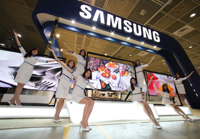 삼성전자가 국내최대 IT전시회인 ‘월드 IT 쇼 (World IT Show 2013)’에서 ‘커브드 OLED TV’를 국내무대에 최초로 공개했다.