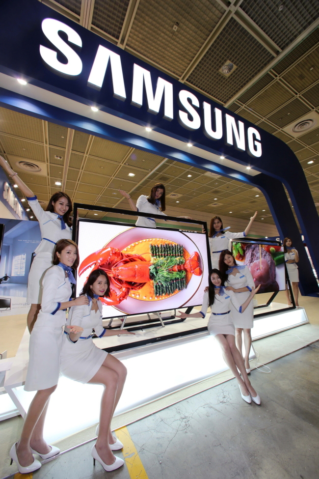 삼성전자가 국내최대 IT전시회인 ‘월드 IT 쇼 (World IT Show 2013)’에서 ‘커브드 OLED TV’를 국내무대에 최초로 공개했다.