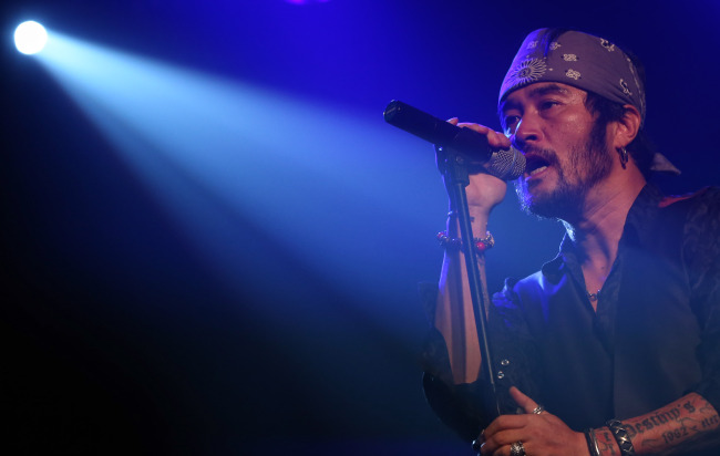 Choi Min-soo performs at the Rolling Hall in Hongdae on Monday.   Yonhap News