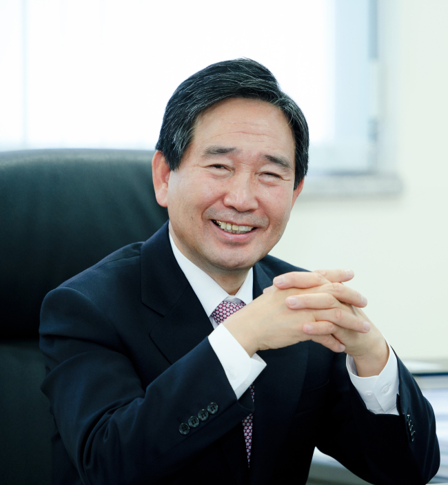 하성용(기업인)
한국항공우주산업(KAI) 신임 대표이사로 선임된 하성용<사진> 사장이 21일 취임했다. 하 사장은 KAI 역사상 첫 내부 출신 사장이다. 2011년부터 지난 3월까지 성동조선해양 사장을 역임하며 잠시 ‘외도’도 있었지만 그는 1999년 창립 당시부터 2011년까지 최고재무책임자(CFO)와 부사장까지 오르는 등 KAI 내부의 요직을 두루 거치며 자타 공인 항공산업전문가로 평가받아 왔다.