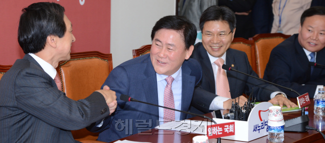 새누리당은 21일 오전 최경환 원내대표 주재로 첫 원내대책회의를 열어 대선공약 이행을 위한 입법 대책, 6월 임시국회 전략 등 현안을 논의하고 있다. 김기현 정책위의장과 악수.박현구 기자phko@heraldcorp.com
새누리당은 21일 오전 최경환 원내대표 주재로 첫 원내대책회의를 열어 대선공약 이행을 위한 입법 대책, 6월 임시국회 전략 등 현안을 논의하고 있다. 김기현 정책위의장과 악수.박현구 기자phko@heraldcorp.com
