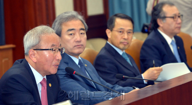 21일 오전 서울 세종로 정부 서울청사에서 열린 대외경제 장관회의에서 현오석 기획재정부 부총리가 회의를 주재하고 있다.<br />김명섭 기자 msiron@heraldcorp.com
21일 오전 서울 세종로 정부 서울청사에서 열린 대외경제 장관회의에서 현오석 기획재정부 부총리가 회의를 주재하고 있다.
김명섭 기자 msiron@heraldcorp.com
현오석(왼쪽) 부총리 겸 기획재정부 장관이 21일 서울 세종로 정부서울청사에서 대외경제장관회의를 열고 “새로운 북방정책을 추진해 나갈 계획”이라고 말하고 있다.
김명섭 기자/msiron@heraldcorp.com