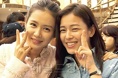 손예진(좌부터/언진/영화배우/탤런트),경수진(탤런트)
손예진 경수진 인증샷이 화제가 되고 있는 가운데 두 사람의 비교사진이 눈길을 끈다.
