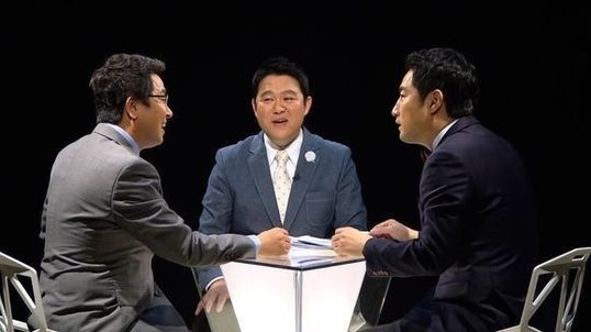 이철희(좌부터/교수/전별정직공무원/서울디지털대학교초빙교수/두문정치전략연구소소장),김구라(김현동/MC/개그맨)강용석(변호사/전국회의원)
SNS 시대에 온라인 커뮤니티는 여론을 움직이는 ‘또 하나의 힘’으로 등장했다. 그 중심에 보수와 진보 성향을 대표하는 ‘일베(일간베스트)’와 ‘오유(오늘의 유머)’가 있다. 지난해 국정원 여직원은 16개의 아이디로 ‘오유’ 게시판에 글을 올렸고, 정치권에선 이들 커뮤니티를 예의주시한다. 유머 사이트로 시작한 두 커뮤니티가 이젠 수천만 네티즌을 움직이는 정치 사이트로 주목받고 있다.