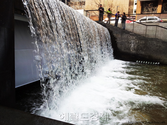 며칠 서늘했던 날씨가 21일, 절기상 ‘소만'을 맞아 다시 더위에 고개를 들었다. 여덟 번째 절기인 소만(小滿)은 햇볕이 풍부하고 만물이 생성하며, 여름의 문턱이 시작되는 시기이다. 소만답게 21일은 서울의 한 낮기온이 26도까지 이르는 등 더위가 다시 찾아오겠다.