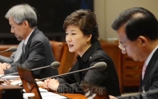 박근혜대통령이 20일 오전 청와대에서 열린 수석비서관회의에서 모두발언을 하고 있다.<br />정희조 기자/checho@heraldcorp.com 130520
박근혜 대통령이 지난 20일 수석비서관 회의에서 14개 분야에 걸친 국정 방향에 대해 강한 주문을 내놓았다. 이는 가시적인 국정 성과를 통해 다음달 4일 취임 100일을 새 정부의 전환점으로 삼으려는 포석으로 풀이되고 있다.   정희조 기자/checho@heraldcorp.com
