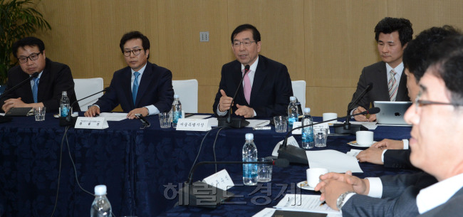 박원순 서울시장이  21일 시청 간담회장에서 개성공단 중단으로 인해 어려움을 겪고 있는 서울소재 개성공단 입주기업 대표8명과 간담회를 갖고 있다.<br />정희조 기자/checho@heraldcorp.com 130521
박원순 서울시장이  21일 시청 간담회장에서 개성공단 중단으로 인해 어려움을 겪고 있는 서울소재 개성공단 입주기업 대표8명과 간담회를 갖고 있다.
정희조 기자/checho@heraldcorp.com 130521
박원순 서울시장이  21일 시청 간담회장에서 개성공단 중단으로 인해 어려움을 겪고 있는 서울소재 개성공단 입주기업 대표8명과 간담회를 갖고 있다.
정희조 기자/checho@heraldcorp.com 130521
