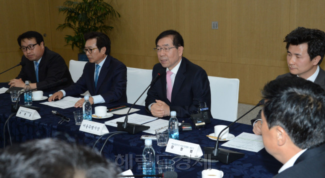 박원순 서울시장이  21일 시청 간담회장에서 개성공단 중단으로 인해 어려움을 겪고 있는 서울소재 개성공단 입주기업 대표8명과 간담회를 갖고 있다.<br />정희조 기자/checho@heraldcorp.com 130521
박원순 서울시장이  21일 시청 간담회장에서 개성공단 중단으로 인해 어려움을 겪고 있는 서울소재 개성공단 입주기업 대표8명과 간담회를 갖고 있다.
정희조 기자/checho@heraldcorp.com 130521
박원순 서울시장이  21일 시청 간담회장에서 개성공단 중단으로 인해 어려움을 겪고 있는 서울소재 개성공단 입주기업 대표8명과 간담회를 갖고 있다.
정희조 기자/checho@heraldcorp.com 130521