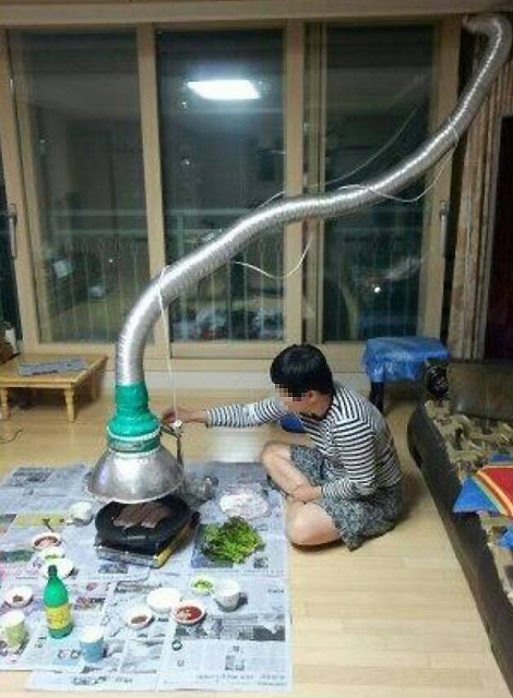 최근 온라인 커뮤니티 게시판에는 ‘집에서 식당 기분 내기’라는 제목으로 게시물이 올라왔다. 해당 사진에서 한 남성은 고기를 구워먹고 있다. 식당에서처럼 연기를 빨아들이는 환풍구를 설치한 뒤 삼겹살을 구우며 외식하는 기분을 내고 있어 눈길을 끈다