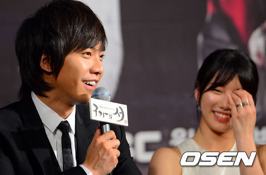 이승기(좌부터/가수/탤런트),수지(배수지/가수/미쓰에이)
가수 겸 배우 이승기가 극중 수지의 가슴을 만져 ‘나쁜손’이라고 불린 것에 대해 해명했다.