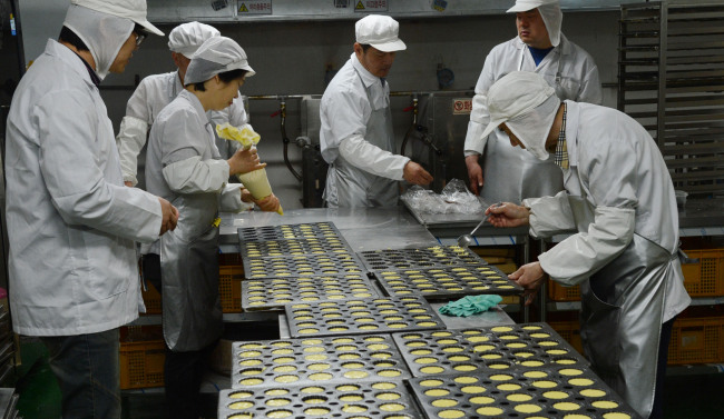 A worker makes rice cakes at Nanum Mill in Seoul.   Chung Hee-cho/The Korea Herald