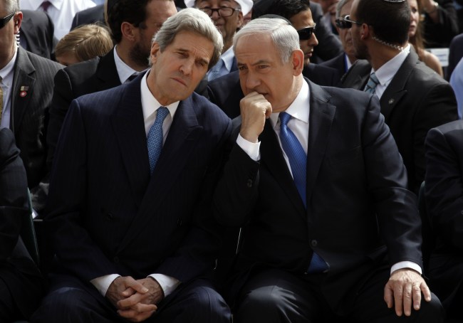 In this April 8 file photo, Israeli Prime Minister Benjamin Netanyahu (right) speaks with U.S. Secretary of State John Kerry during the annual ceremony marking Holocaust Remembrance Day at the Yad Vashem memorial in Jerusalem.   AP-Yonhap News