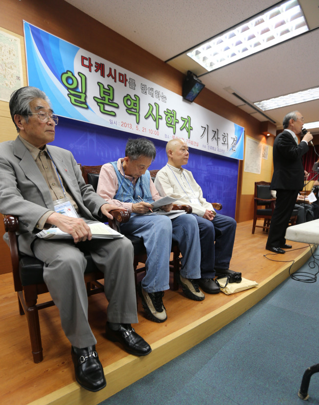 Japanese intellectuals hold a press conference to rebut Tokyo’s territorial claim to Dokdo during their visit to Busan on Tuesday.   Yonhap News