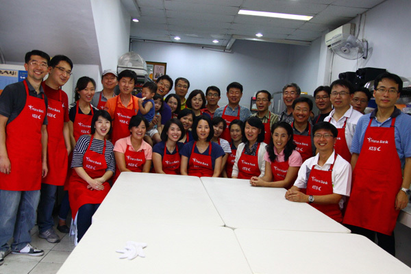 A joint volunteer team consisting of employees of Hana Bank and Korea Exchange Bank and their family members pose during the Jakarta food run for the underprivileged neighbors in Indonesia in December, 2012.   Hana Financial Group