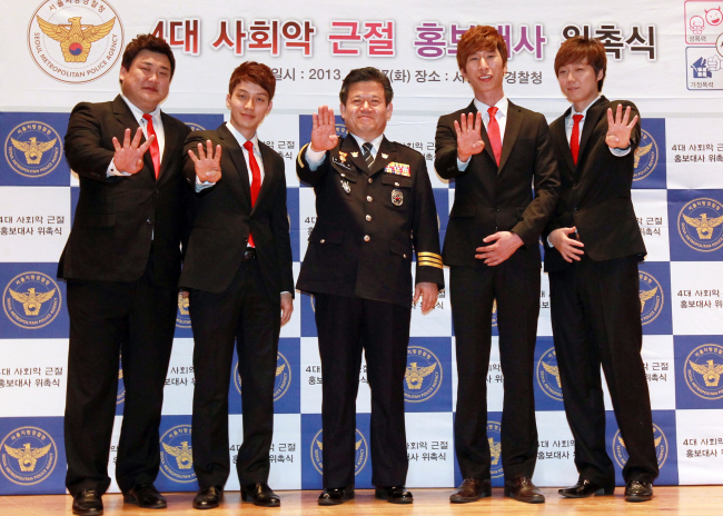 김준현(좌부터/개그맨/가수),허경환(개그맨/가수),양상국(개그맨),김기열(개그맨)
탤런트 백일섭, 가수 아이유(본명 이지은), 개그맨 김준현, 수영선수 정다래의 공통점은 뭘까. 우선 국민들이 모두 알고 있는 인기스타이다. 또 경찰의 4대 사회악(성폭력ㆍ학교폭력ㆍ가정폭력ㆍ불량식품) 근절 홍보대사로 활동하고 있다는 것.