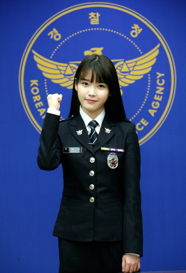 아이유(이지은/가수)
탤런트 백일섭, 가수 아이유(본명 이지은), 개그맨 김준현, 수영선수 정다래의 공통점은 뭘까. 우선 국민들이 모두 알고 있는 인기스타이다. 또 경찰의 4대 사회악(성폭력ㆍ학교폭력ㆍ가정폭력ㆍ불량식품) 근절 홍보대사로 활동하고 있다는 것.