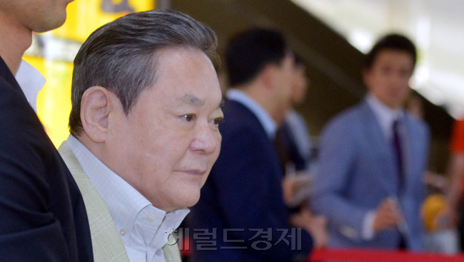 이건희(기업인/국제기관단체인/삼성전자회장)
이건희 삼성그룹 회장이 21일 김포공항으로 방미 일정을 마치고 귀국하고 있다.