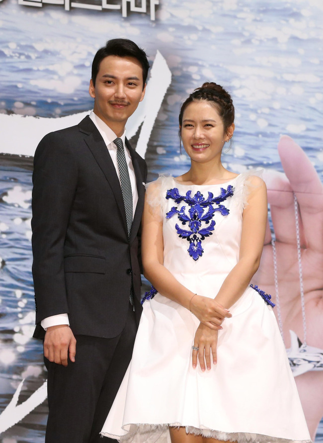 21일 오후 서울 대치동 컨벤션센터 디아망에서 열린 KBS 2TV 새 월화드라마 '상어' 제작발표회에서 배우 김남길, 손예진이 포즈를 취하고 있다. 박해묵 기자/mook@heraldcorp.com