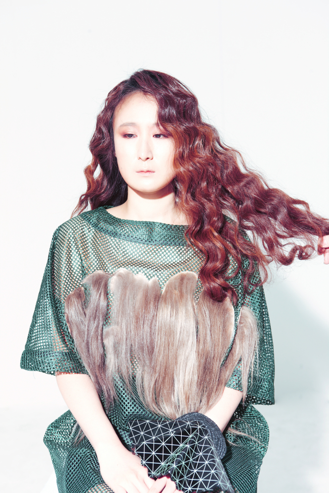 선우정아(가수)
YG엔터테인먼트(이하 YG) 소속 아티스트들의 음악에 열광했던 팬들에게 싱어송라이터 선우정아란 이름은 꽤 익숙한 이름이다. 팬들은 2NE1의 ‘아파’와 지디앤탑(GD&TOP)의 ‘오예(Oh Yeah)’ 등의 히트곡에서 선우정아란 이름을 작사자ㆍ작곡자ㆍ편곡자로 목격했다.