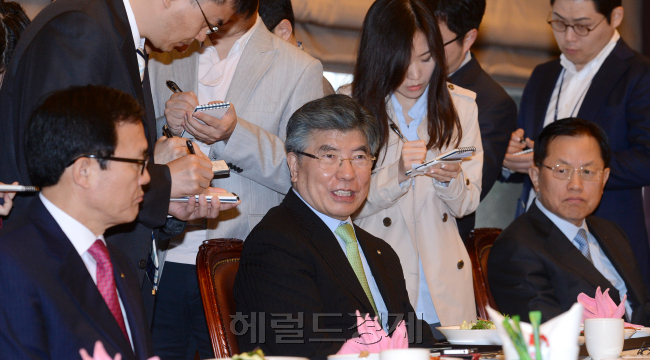 김중수(금융인/전대학총장/한국은행총재/동아시아태평양중앙은행총재회의의장)
김중수 한국은행 총재는 미국의 양적완화(QE)가 종료하면 은행들이 큰 손해를 볼 수 있다고 우려했다.