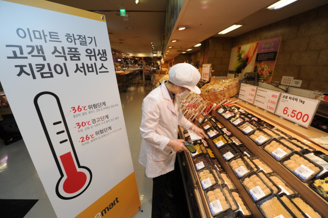 한 낮 최고 기온이 30도까지 치솟은 22일 식품의약품안전처가 식중독 경보를 발령한 가운데 이마트는 식품 안전 지킴이 서비스를 이날부터 실시한다고 밝혔다. 서울 황학동 이마트 청계천점에서 식품 위생 점검 담당자가 떡류 식품의 위생 안전을 점검하고 있다.