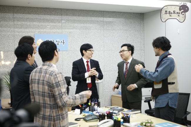하하(좌부터/하동훈/가수),정형돈(MC/개그맨),정준하(MC/영화배우),유재석(MC/개그맨),박명수(MC/가수),노홍철(MC)
요즘 예능 프로그램 변화의 속도는 매우 빠르다. 일반인들의 놀라운 재주를 선보이는 ‘스타킹’이 다소 정체된 것 같은 느낌을 주는 것은 타 프로그램의 변화 속도 때문이다. 수많은 오디션 프로그램들이 단일 종목에 집중하면서 모든 종류의 재주를 보여주는 ‘스타킹’은 차별화가 크게 약화됐다. 그러는 사이 오디션 트렌드도 한풀 꺾이고 다큐예능, 관찰예능이 유행하고 있다. 그러니 예능물도 가만히 있다가는 금세 구식이 돼버리기 십상이다.