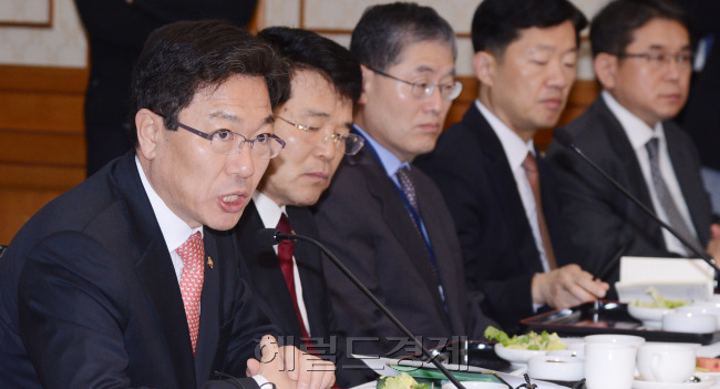 22일 오전 서울 여의도 국회 귀빈식당에서 열린 당정회의에서 윤상직 산업통상부장관이 업무보고를 하고 있다.박현구 기자phko@heraldcorp.com
22일 오전 서울 여의도 국회 귀빈식당에서 열린 당정회의에서 윤상직 산업통상부장관이 업무보고를 하고 있다. 박현구 기자/phko@