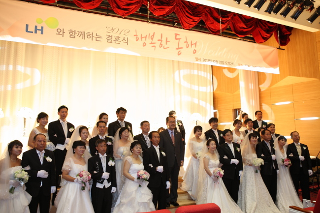 LH는 행복한 가정 만들기를 위한 무료 결혼식도 주선하고 있다.