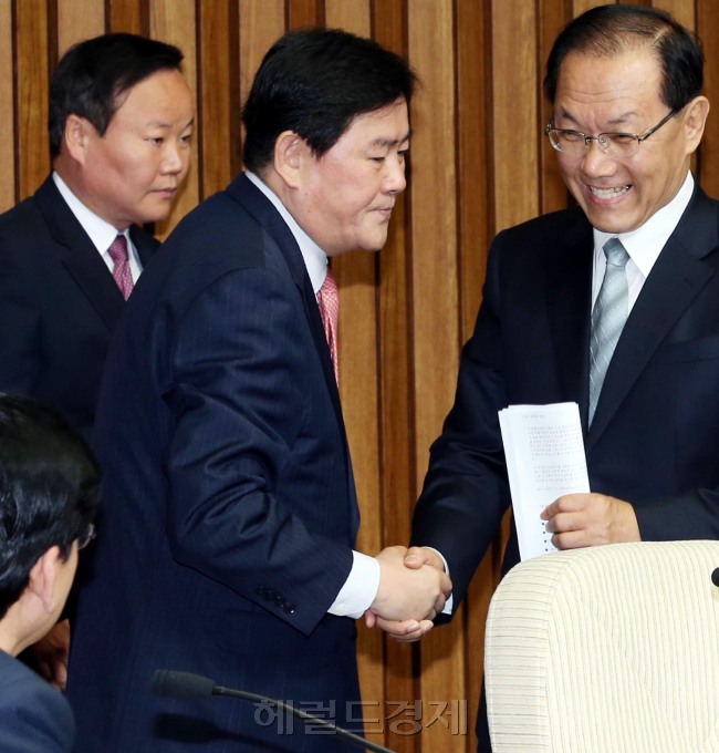 황우여(오른쪽) 새누리당 대표가 22일 오전 국회에서 열린 최고중진연석회의에서 최경환 원내대표와 악수하고 있다./박현구 기자 phkoo@ 2013.05.22