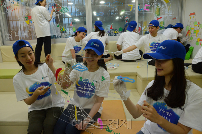 22일 한국MSD직원들이 마포 성산종합사회복지관에 있는 마포 드림스타트센터내의 공부방을 리뉴얼해주고 있다. 이곳은 몸이 불편한 할머니,할아버지등과 함께 사는 조손 가정어린이들의 공부방으로 '아이들 걱정거리를 코-재우자' 한국MSD가 나서는 지역봉사활동이다. <br />정희조 기자/checho@heraldcorp.com 1305222
22일 한국MSD직원들이 마포 성산종합사회복지관에 있는 마포 드림스타트센터내의 공부방을 리뉴얼해주고 있다. 이곳은 몸이 불편한 할머니,할아버지등과 함께 사는 조손 가정어린이들의 공부방으로 '아이들 걱정거리를 코-재우자' 한국MSD가 나서는 지역봉사활동이다.
정희조 기자/checho@heraldcorp.com 1305222
22일 다국적 제약업체인 한국MSD 직원들이 ‘아이들 걱정거리를 코-재우자’는 취지로 서울 마포구 성산종합사회복지관 내 마포 드림스타트센터의 공부방을 리뉴얼하고 있다. 이곳은 몸이 불편한 할머니, 할아버지 등과 함께 사는 조손가정 어린이들의 공부방이다. 　정희조 기자/checho@