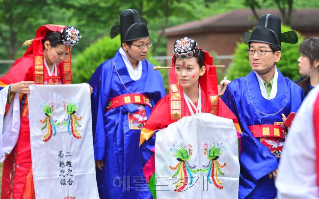 22일 오전 서초구문화예술공원 야외공연장에서 서초구는 지난 20일 세계인의 날, 21일 부부의 날을 맞아 신랑신부 일가친척들과 지역주민 300여명이 참석한 가운데 베트남, 필리핀, 미얀마등 먼 타국에서 결혼이민을 왔지만 결혼식을 올리지 못한 관내 다문화 가정 5쌍을 위한 'Hello KOREA전통혼례식'이 열렸다. <br />이상섭 기자. babtong@heraldcorp.com 2013.05.22
22일 오전 서초구문화예술공원 야외공연장에서 서초구는 지난 20일 세계인의 날, 21일 부부의 날을 맞아 신랑신부 일가친척들과 지역주민 300여명이 참석한 가운데 베트남, 필리핀, 미얀마등 먼 타국에서 결혼이민을 왔지만 결혼식을 올리지 못한 관내 다문화 가정 5쌍을 위한 'Hello KOREA전통혼례식'이 열렸다.
이상섭 기자. babtong@heraldcorp.com 2013.05.22
22일 오전 서초구문화예술공원 야외공연장에서 서초구는 지난 20일 세계인의 날, 21일 부부의 날을 맞아 신랑신부 일가친척들과 지역주민 300여명이 참석한 가운데 베트남, 필리핀, 미얀마등 먼 타국에서 결혼이민을 왔지만 결혼식을 올리지 못한 관내 다문화 가정 5쌍을 위한 'Hello KOREA전통혼례식'이 열렸다.
이상섭 기자. babtong@heraldcorp.com 2013.05.22
22일 오전 서초구문화예술공원 야외공연장에서 서초구는 지난 20일 세계인의 날, 21일 부부의 날을 맞아 신랑신부 일가친척들과 지역주민 300여명이 참석한 가운데 베트남, 필리핀, 미얀마등 먼 타국에서 결혼이민을 왔지만 결혼식을 올리지 못한 관내 다문화 가정 5쌍을 위한 'Hello KOREA전통혼례식'이 열렸다.
이상섭 기자. babtong@heraldcorp.com 2013.05.22